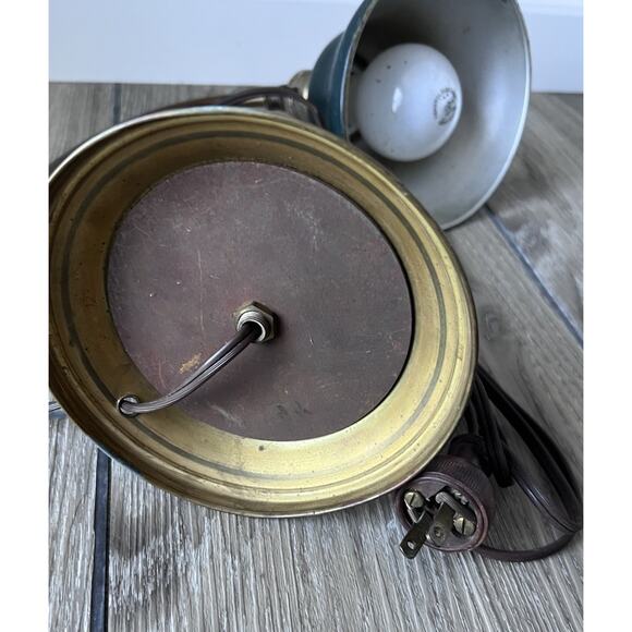 VINTAGE Curved Ark Crescent Arm Brass Lamp Green Metal Shade Banker Desk Lamp - Picture 10 of 11